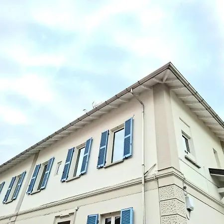 House 5 Minutes From Apartment