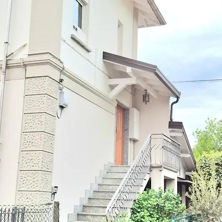House 5 Minutes From Apartment