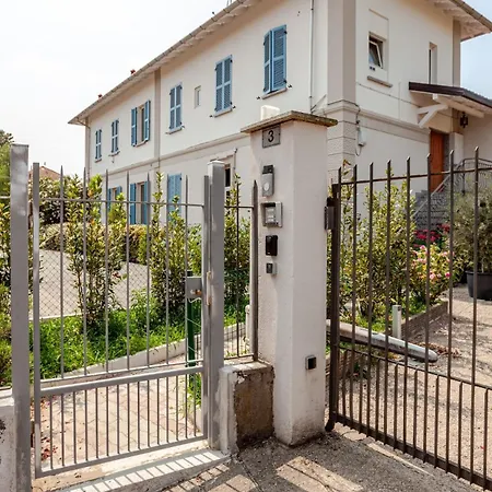 House 5 Minutes From Apartman